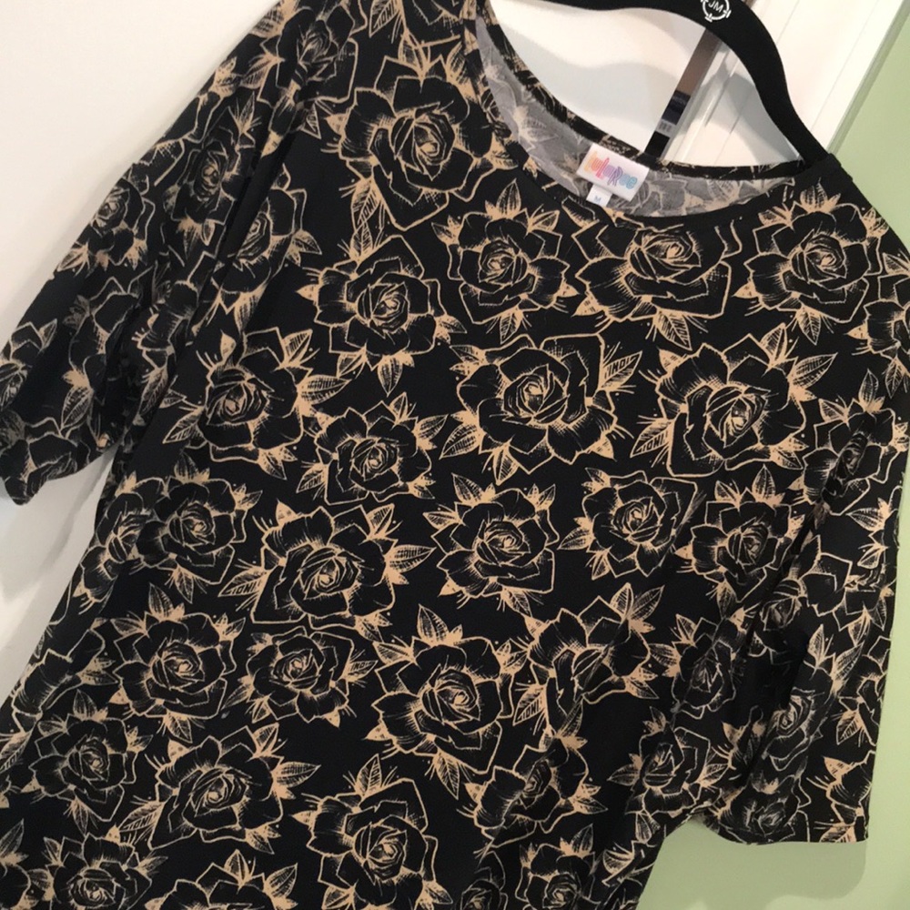 🦄 Black/cream Roses LuLaroe Irma 🦄